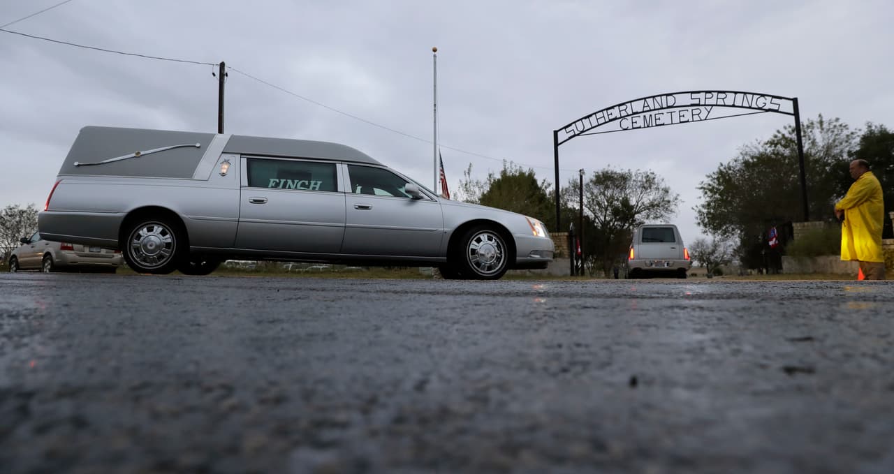 Después de que sus familiares se despidieran en las cruces que se pusieron en frente de la iglesia a manera de conmemoración, los cuerpos de Ricardo y Teresa Rodriguez fueron enterrados el cementerio de Sutherland Springs.