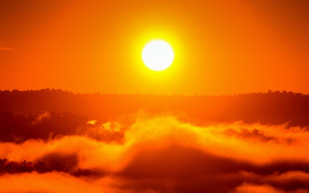 La palabra equinoccio procede del latín y significa “la noche igual o sea
<i>aequinoctium</i> o
<i>aequus nocte</i>. Son los
<a href="https://es.wikipedia.org/wiki/Tiempo">momentos</a> del
<a href="https://es.wikipedia.org/wiki/A%C3%B1o">año</a> en los que el Sol está situado en el plano del ecuador celeste. Ese día y para un observador en el ecuador terrestre, el Sol alcanza el
<a href="https://es.wikipedia.org/wiki/Cenit">cenit</a> el punto más alto en el cielo con relación al mismo, o sea, justo sobre su cabeza.