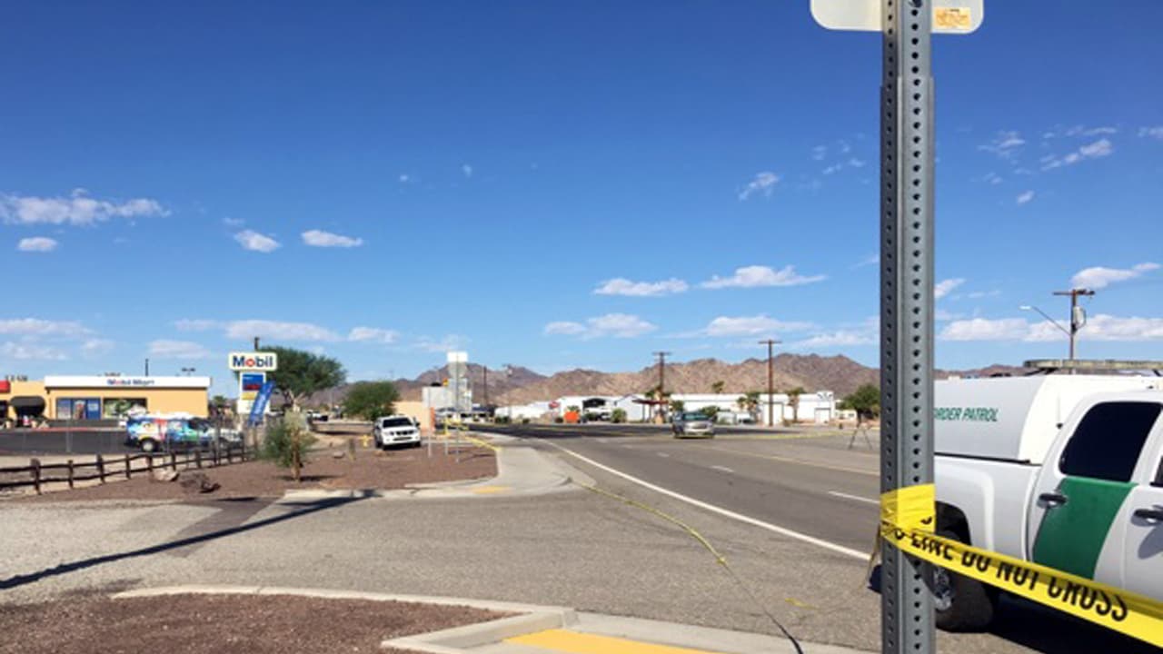 El auto en el que huía el sospechoso se detuvo en una estación de gasolina y se enfrentó a tiros con las autoridades.