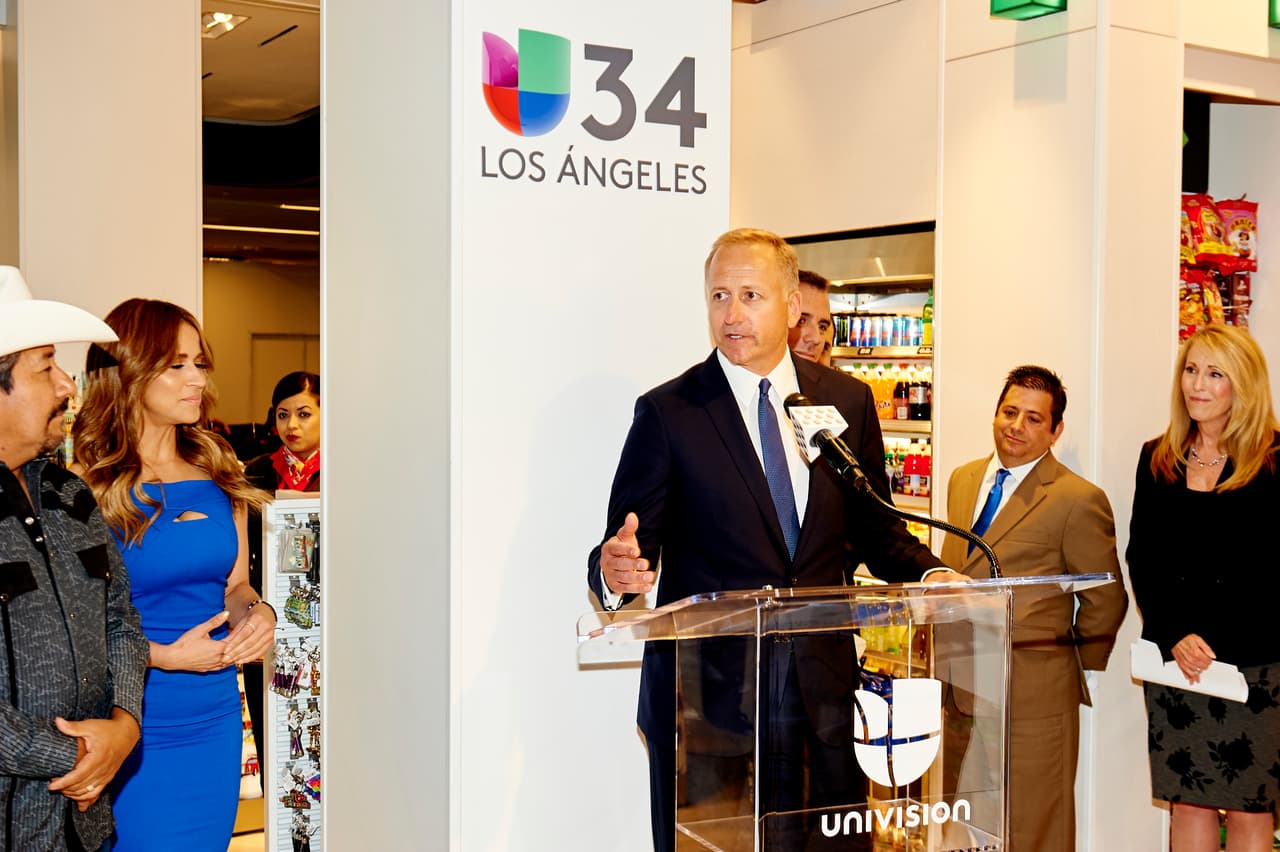 Para luego seguir argumentando que “Las tiendas de productos esenciales para viajes con la marca de Univision generarán mucho entusiasmo y se convertirán en un verdadero destino de los viajeros en LAX”.