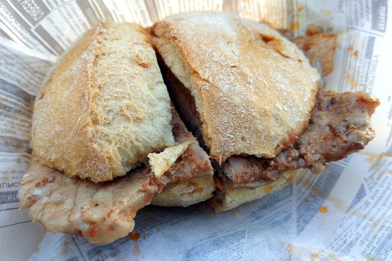 <b>Puesto 20. Bifana</b>
<br>
<br>Este es un sándwich clásico portugués que aunque emplea pocos ingredientes es considerado exquisito. Consiste en un filete de cerdo sazonado, ligeramente machacado, en rodajas o entero. Después de ser cocinada a fuego lento, la carne se coloca dentro de un panecillo. Las variaciones de este clásico pueden diferir ligeramente según la región portuguesa.
<br>
<br>En el norte el cerdo se cuece en un caldo picante que se rocía sobre el panecillo. En Lisboa, la carne a veces se asa a la parrilla y es acompañada con mostaza.
<br>