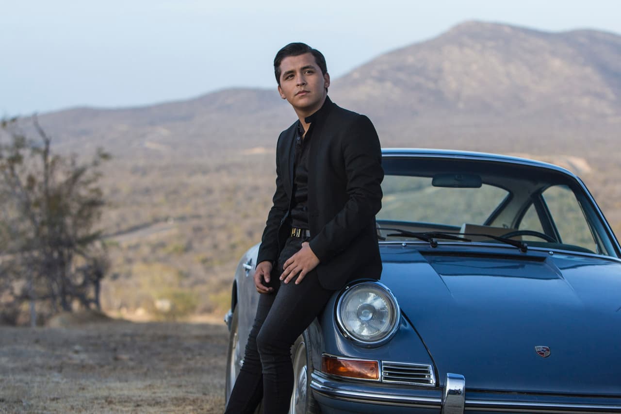 El primero en la lista es el joven cantante Christian Nadal, quien está nominado en tres categorías: 'Artista Revelación', 'Mejor canción para amar' y 'Mejor canción para 'La Troca', con su éxito, 'Adiós amor'.