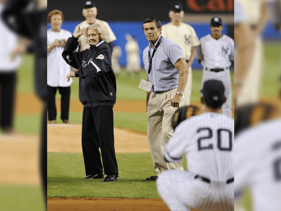 Los ex jugadores de los Yankees fueron honrados y tomaron sus posiciones en el campo. La hija de Babe Ruth lanzó el primer lanzamiento ceremonial. José Molina conectó el jonrón final mientras que Mariano Rivera lanzó el último lanzamiento en la historia del estadio.