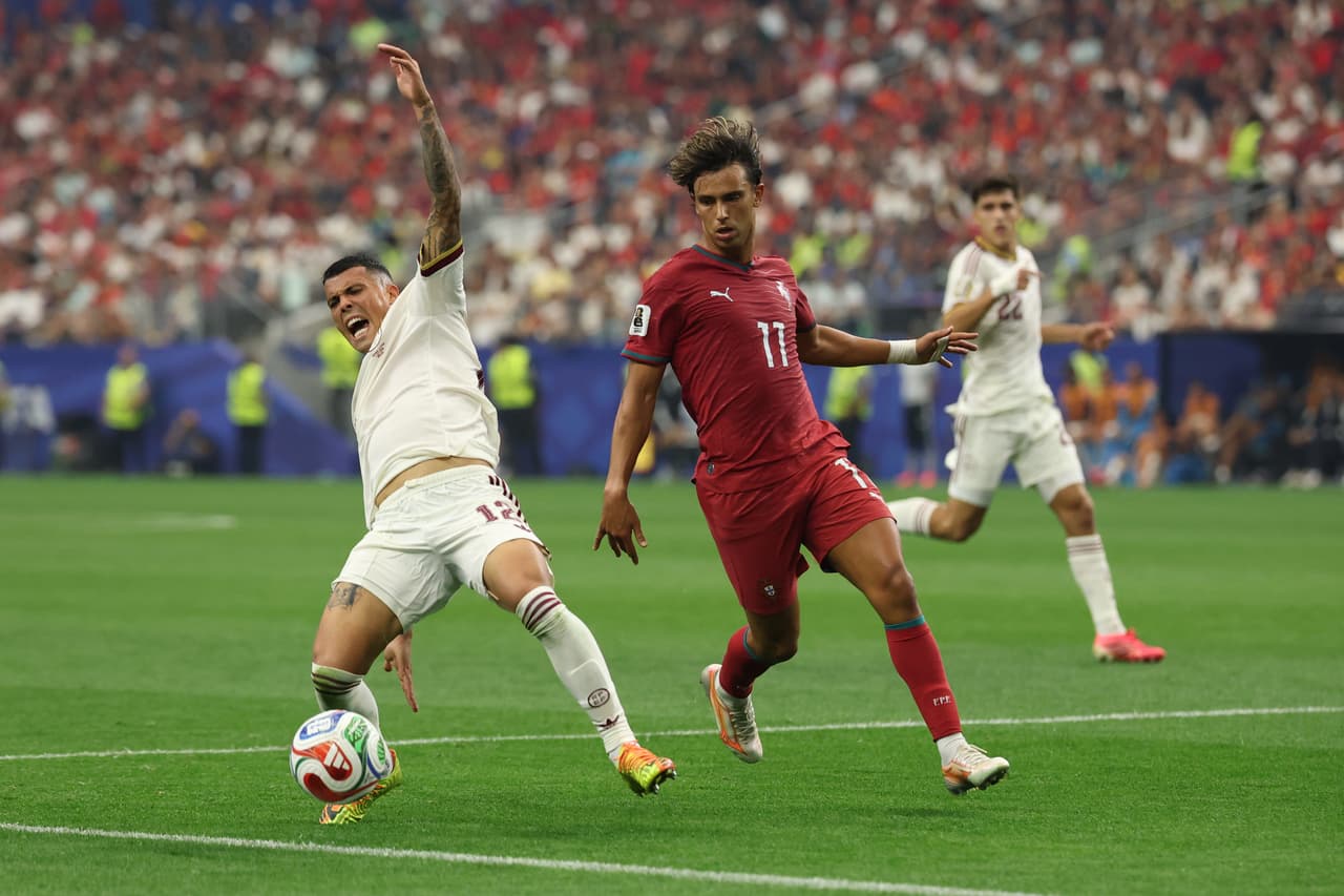 El español Pedro Porro (12) cae ante el portugués Rafael Leao (17) durante el partido de octavos de final de la Copa del Mundo entre Portugal y España en Arlington, Texas, cerca de Dallas, el lunes 6 de julio de 2026.