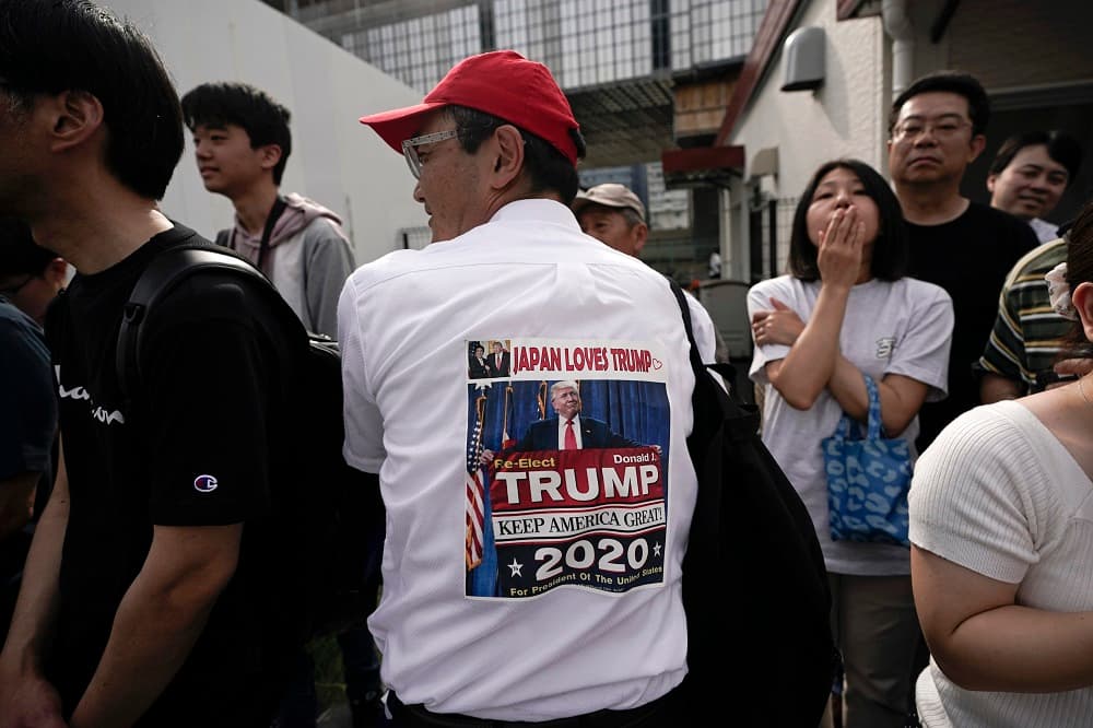 En la calle, numerosos japoneses mostraron su apoyo al presidente estadounidense.
