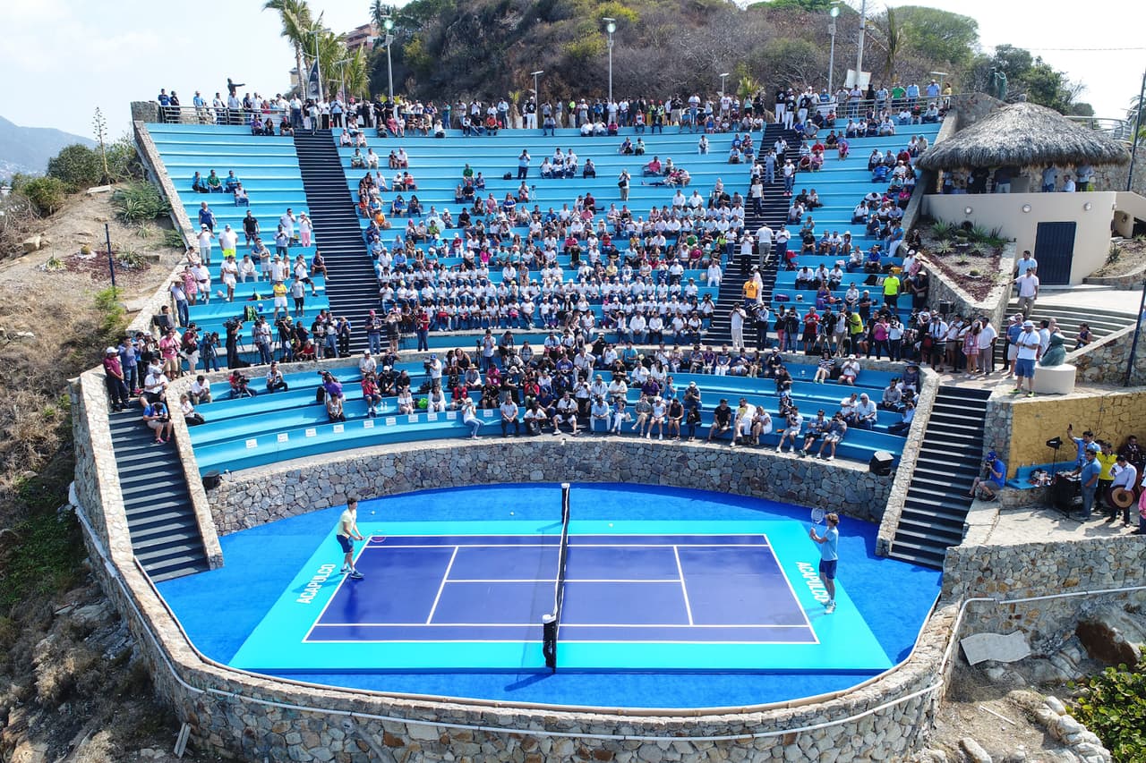 El alemán Alexander Zverev y el austriaco Dominic Thiem llegaron en helicóptero a un acantilado de Acapulco, cercano a la popular zona de La Quebrada, donde jugaron un partidito de exhibición y fueron recibidos con mariachis por el director del torneo, Raúl Zurutuza, horas antes del inicio de actividades del cuadro principal.