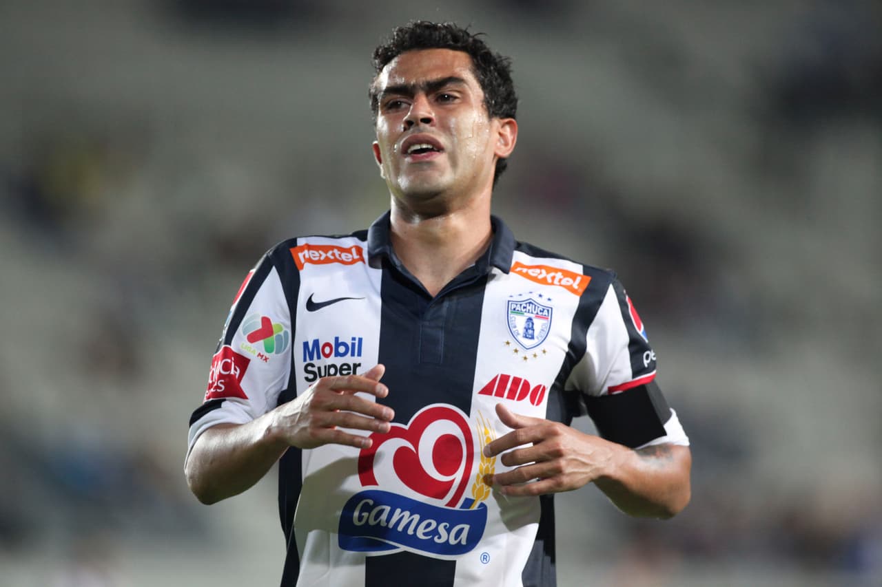 El mexicano Nery Castillo no recurrió a los ataques físicos, pero si usó respuestas desobligantes al ser cuestionado y comparó su dinero y situación con la de un periodista en medio de una rueda de prensa.