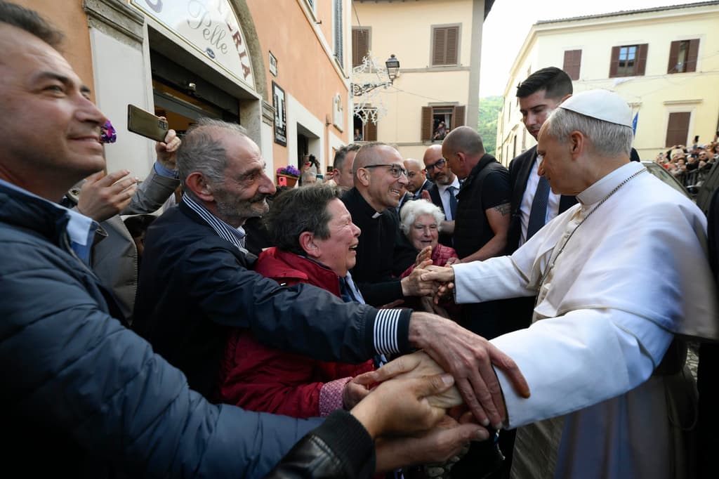 <h3 class="cms-H3-H3">Un primer saludo popular</h3>
<br>
<br>El papa es recibido por residentes de Genazzano, pueblo cercano a Roma al que hizo una sorpresiva visita este sábado para visitar el Santuario de la Madre del Buen Consejo.