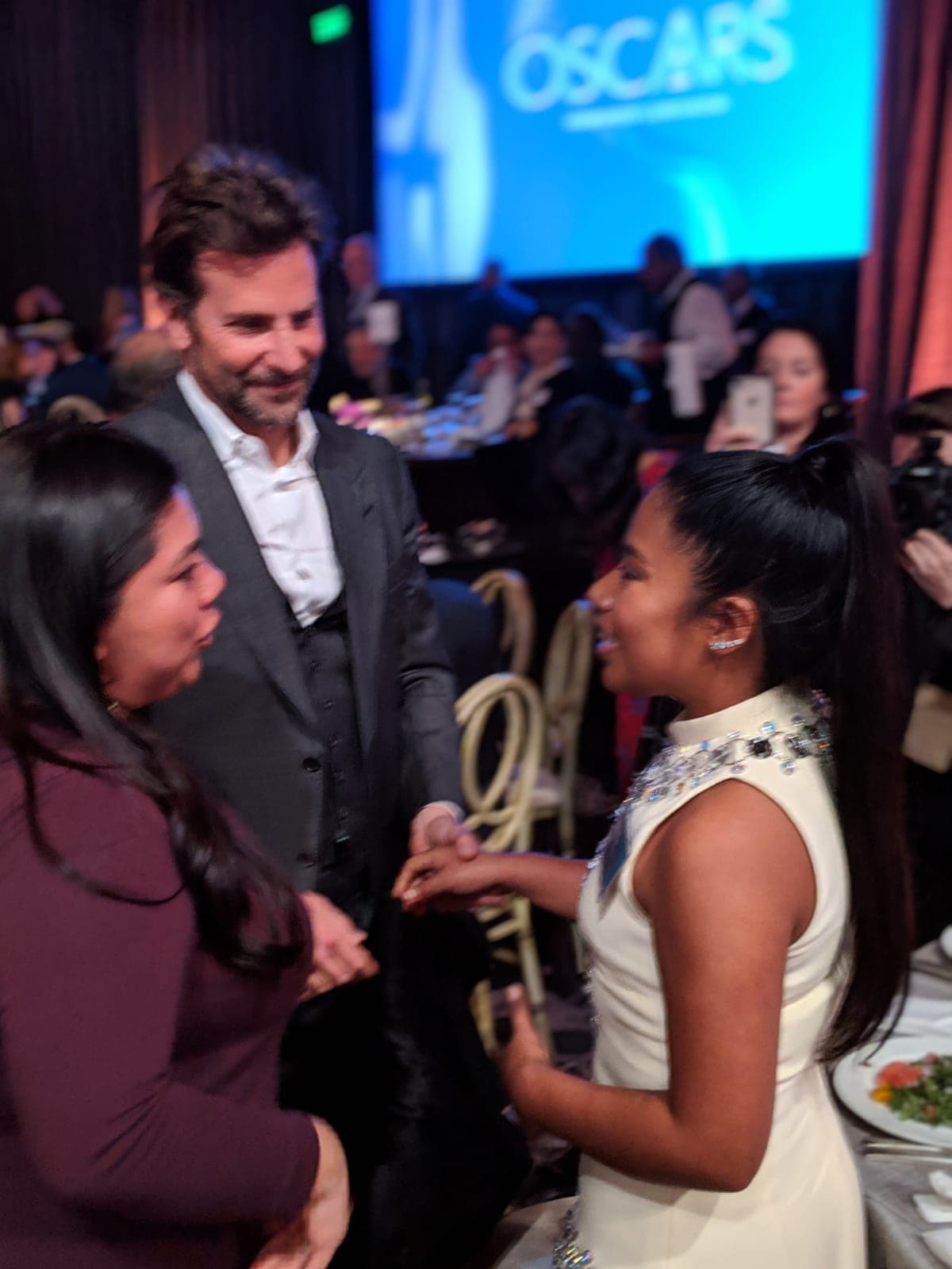 Tanto
<b><a href="https://www.univision.com/shows/va-por-ti/que-hacen-lady-gaga-y-bradley-cooper-juntos-fotos">Lady Gaga como Bradley fueron vistos platicando con Yalitza</a></b> durante el almuerzo, quien al parecer, tenía una acompañante que traducía al español los comentarios y felicitaciones de quienes se acercaban a saludarla.