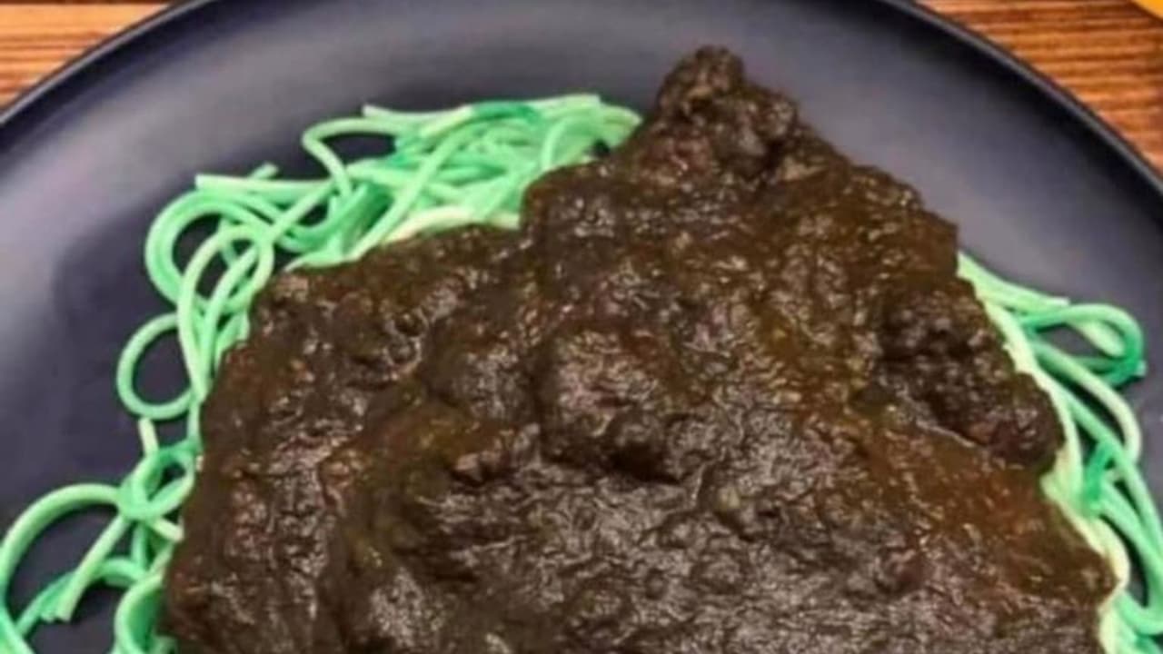 Espagueti de menta con mole negro.