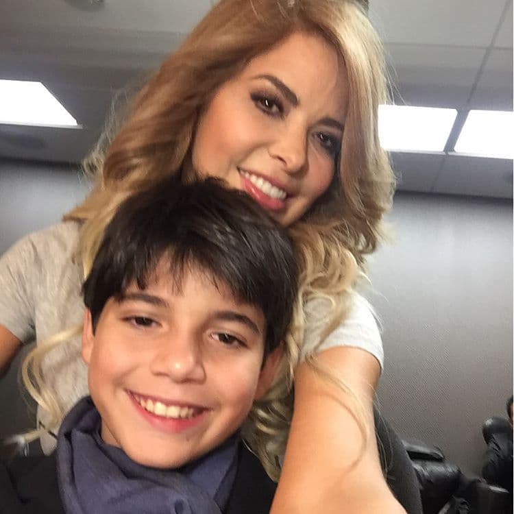 Gloria Trevi, además de llevar una vida llena de giras, se da tiempo para atender a sus pequeños hijos.