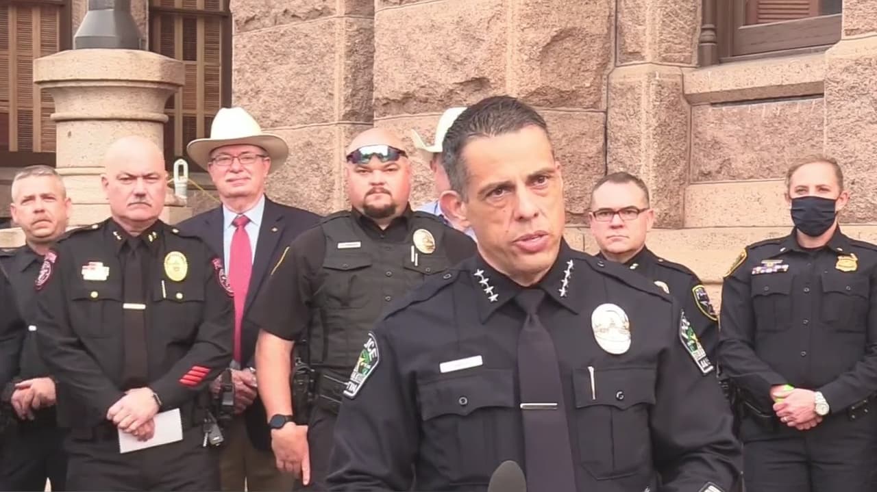 Jefes de policía de Texas llegan al Capitolio en contra del proyecto de ley que permitiría portar armas sin licencia