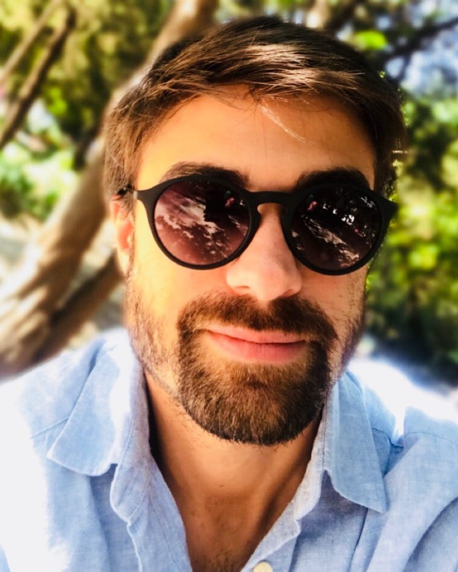 "Siempre apostándole al amor, ¡de eso se trata la vida!, ¡la vida es eso!", agregó el actor de 35 años de edad.