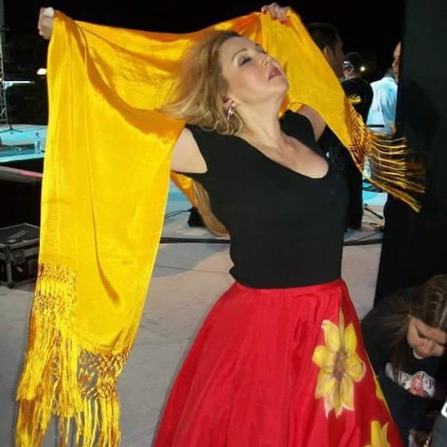 Alicia Villarreal también ha optado por increíbles diseños que la hacen lucir espectacular arriba del escenario.