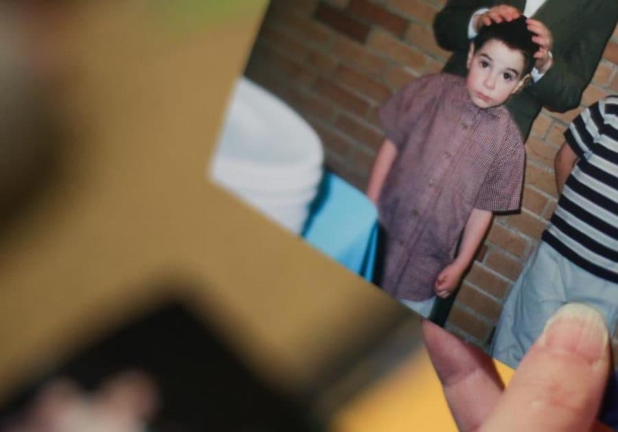 Melissa Potter muestra una foto sin fecha de su sobrino, Brandon Wagshol, de cuando era un niño.
