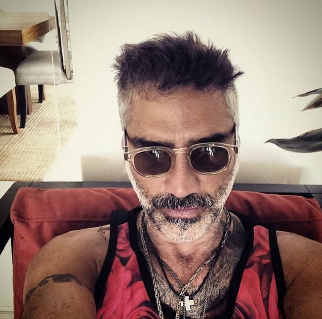 Sus canas son atractivas y le dan un look de hombre interesante, maduro y conquistador.