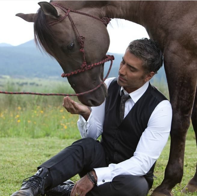 Alex tiene 45 años bien puestos y aunque le han salido algunas canitas, esto lo hace aún más atractivo para algunas chicas.