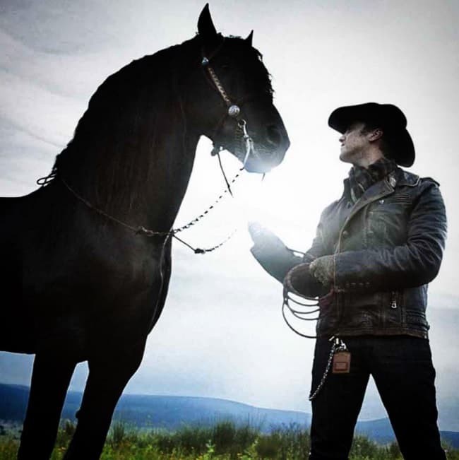 No hay nada más sexy que un charro bien guapo como este.