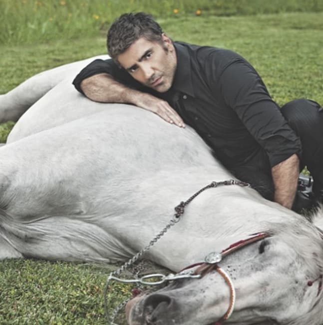 Con esa mirada y esa foto seguro Alex ha motivado la imaginación de muchas chicas que quisieran escaparse con él a todo galope.