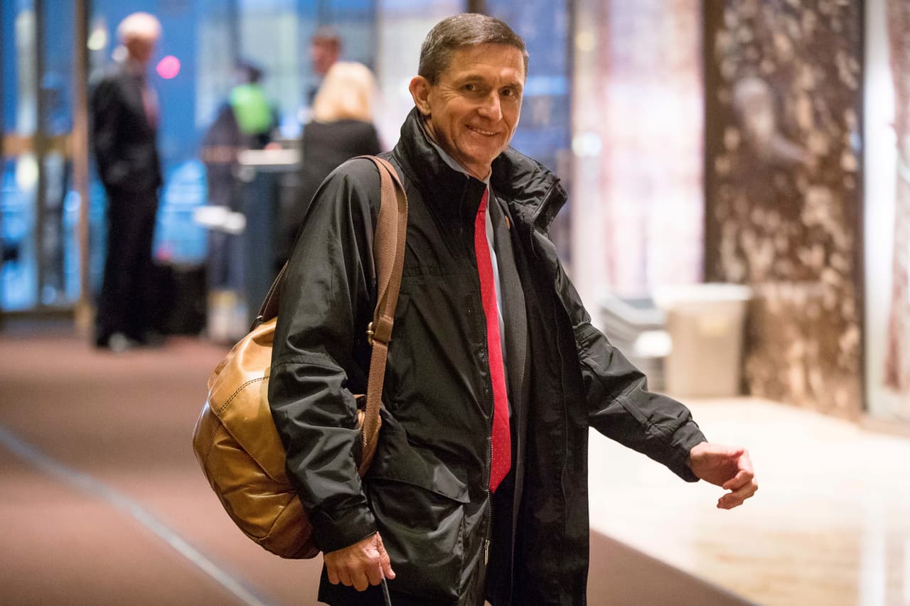 En esta imagen de archivo, tomada el 3 de enero de 2017, Michael Flynn, que entonces era el candidato del presidente electo de EEUU, Donald Trump, a Asesor de Seguridad Nacional, a su llegada a la Torre Trump de Nueva York. (AP Foto/Andrew Harnik, archivo)