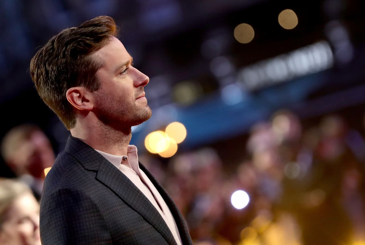 Este 13 de enero se dio a conocer la separación de Armie Hammer a su próximo proyecto fílmico, junto a JLo, después de la difusión de mensajes relacionados con canibalismo, que le fueron atribuídos. Un día después, una ex pareja del actor californiano lo acusó de haberle confesado su fantasía de querer asar sus costillas a la parrilla para comérselas.