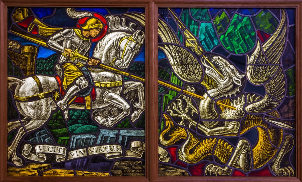 San Jorge, tras días de tortura y de ser atado a un caballo para ser arrastrado por las calles, fue finalmente decapitado el 23 de abril, fecha en que se le conmemora. Su cuerpo fue trasladado al pueblo de su madre, donde fue enterrado.