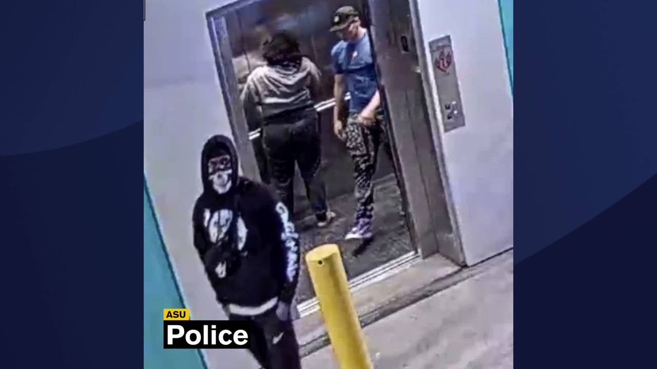 En las imágenes captadas por las cámaras de seguridad se logra ver a los tres sospechosos salir de un ascensor.