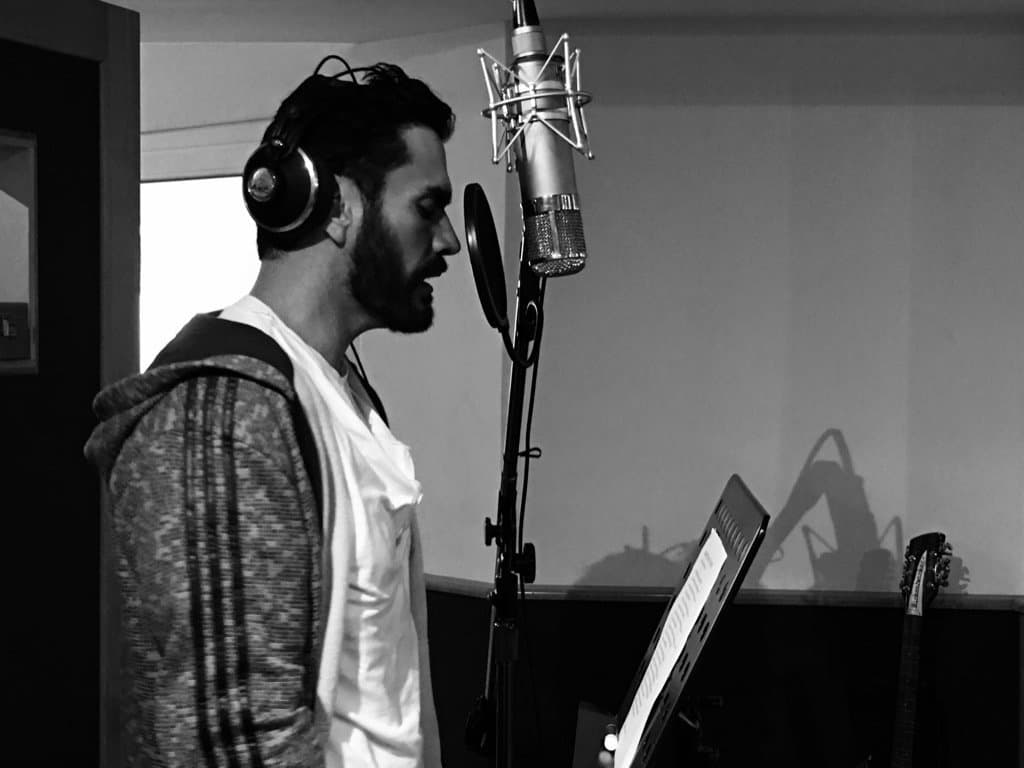 Porque hablando de música, debemos mencionar que David también es un gran cantante.