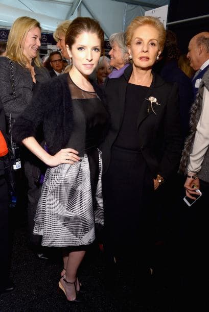 Anna Kendrick y Carolina Herrera compartieron un momento tras bambalinas.