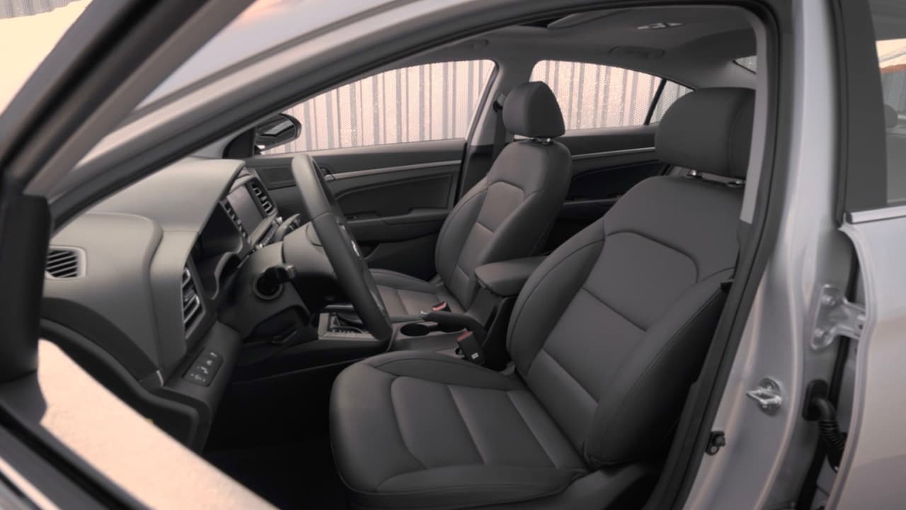 Lo más importante del rediseño del Hyundai Elantra 2019 es la inclusión del 
<b>conjunto de tecnologías de seguridad </b>al que Hyundai se refiere como SmartSense que incluyen el sistema de ayuda para evitar colisión frontal, sistema de ayuda para mantenimiento de carril, siistema de ayuda para la atención del conductor y sistema de asistencia para salir del auto con seguridad.
<br>
<br>El sistema de de ayuda para evitar colisión frontal, incluye 
<b><a href="http://www.univision.com/noticias/autos/eeuu-autos-frenaran-solos-a-partir-de-2022" target="_blank">frenado automático de emergencia</a></b> y el alerta de colisión al frente, características que el Instituto de las Aseguradoras Para la Seguridad Vial considera indispensable para otorgar su galardón máximo a un vehículo.