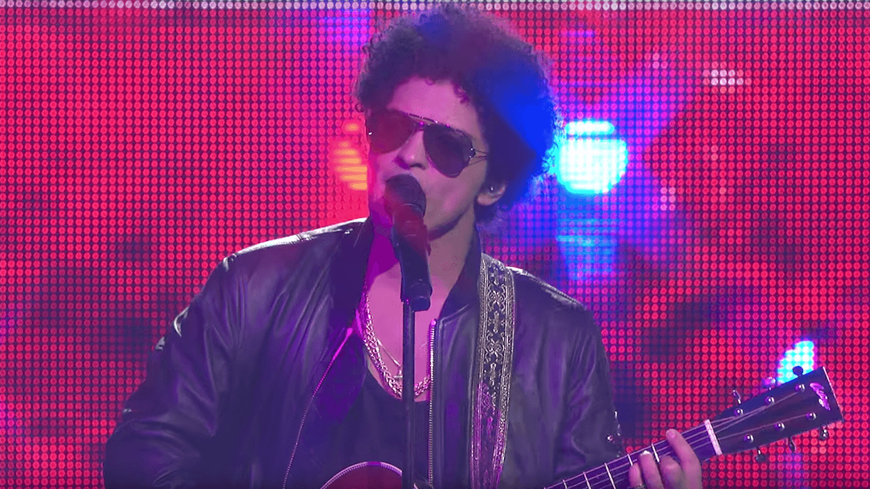 Bruno Mars performs bilingual version of "Just The Way You Are" at Somos Live