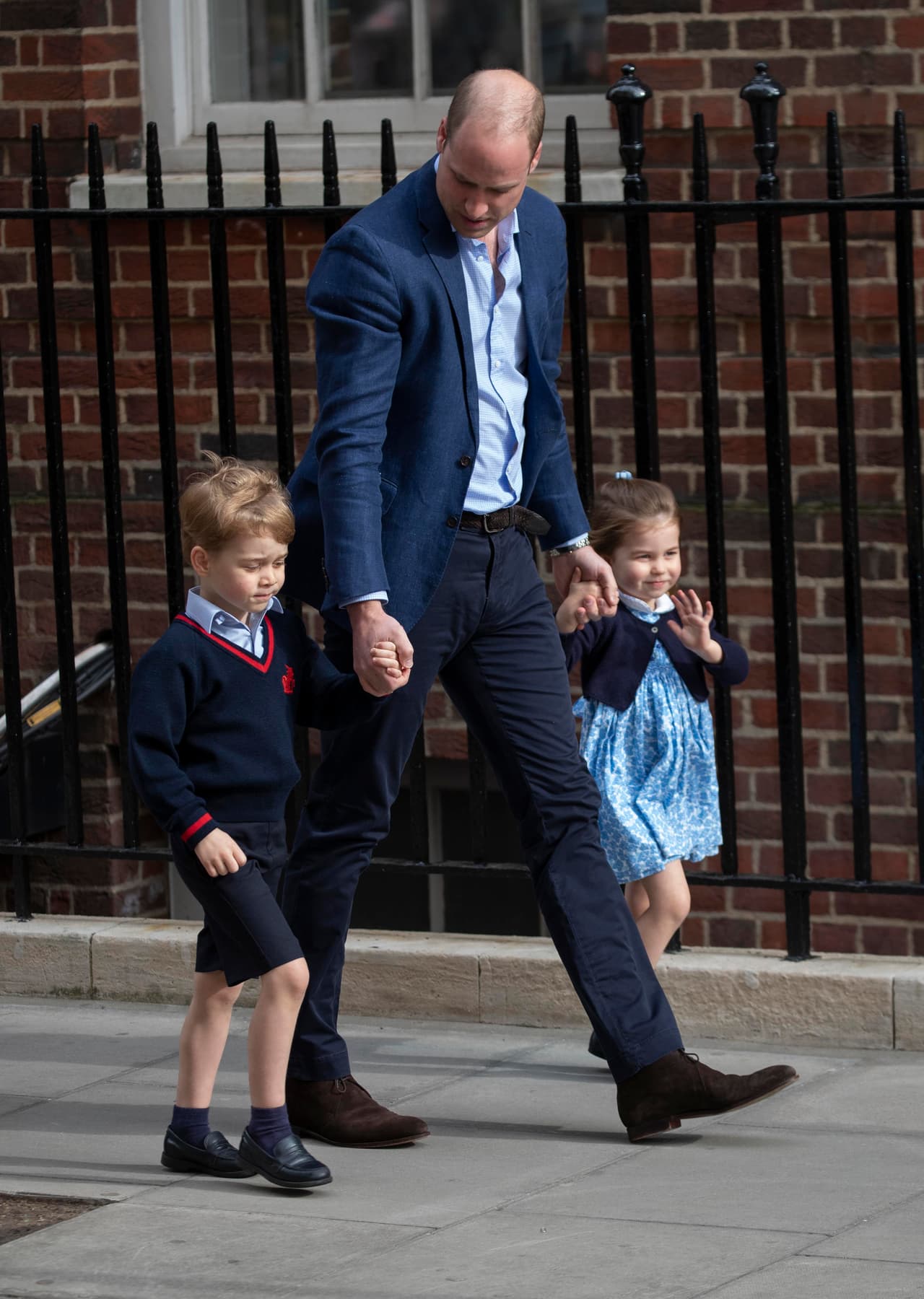 Más allá de lucir tierna en su vestido, la pequeña pareció haberse tomado muy en serio sus deberes reales saludando a la audiencia.