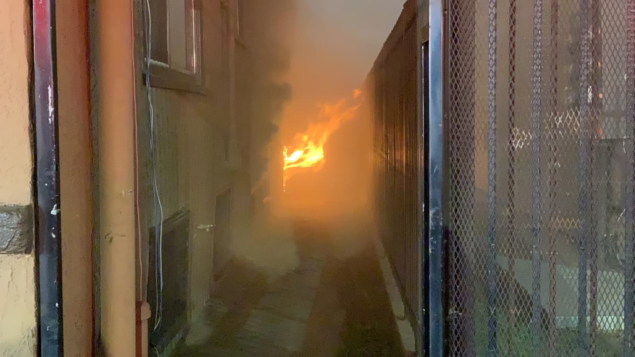 Las autoridades informaron que 230 bomberos llegaron a la escena para combatir las llamas.