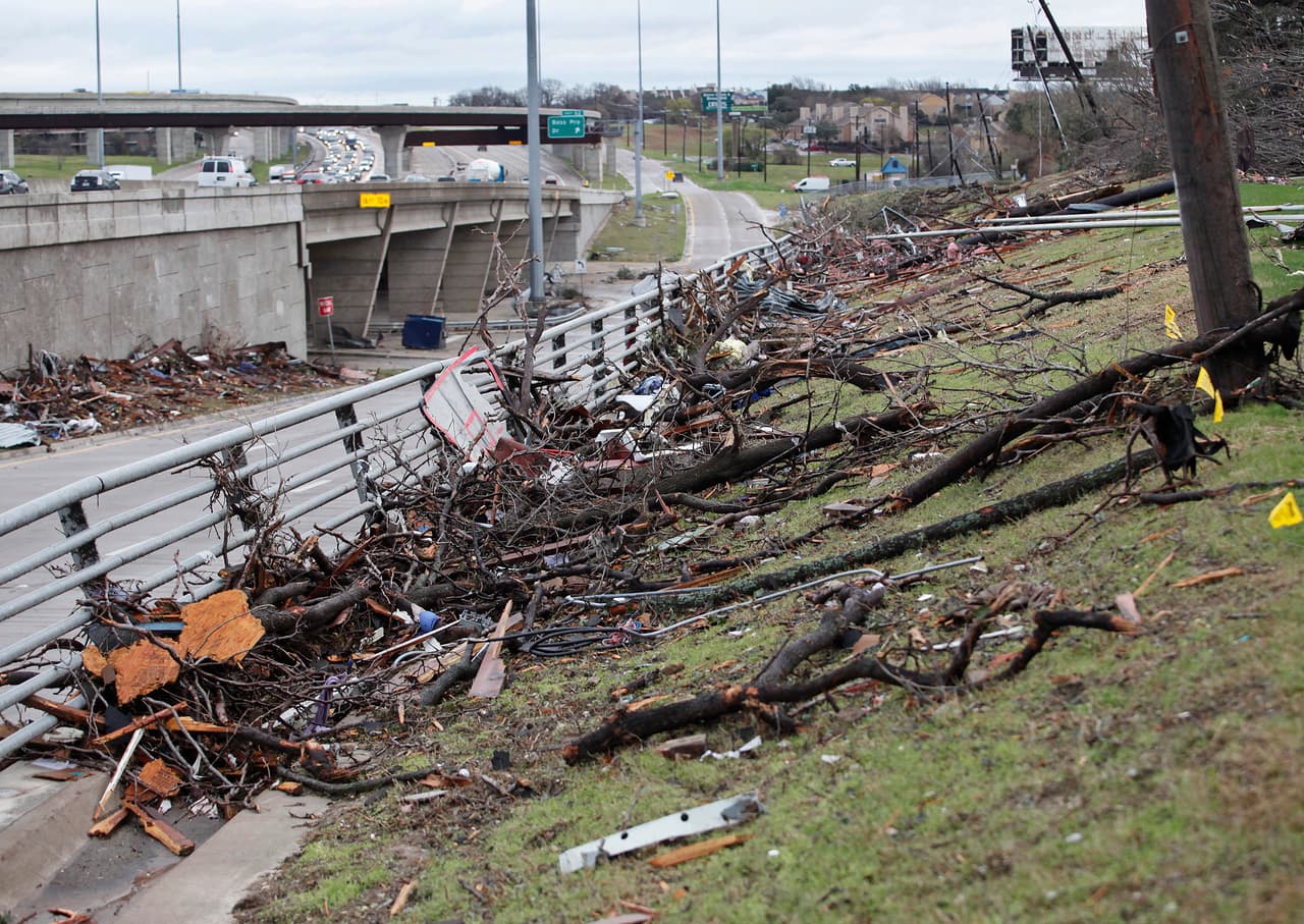 <b>4. Los puentes son el peor lugar en donde estar durante un tornado</b> ya que no te protegerán de los escombros que lleva el viento. Si estás en la parte de abajo de un puente, los vientos te harían más daño aún pues aceleran bajo estas estructuras.