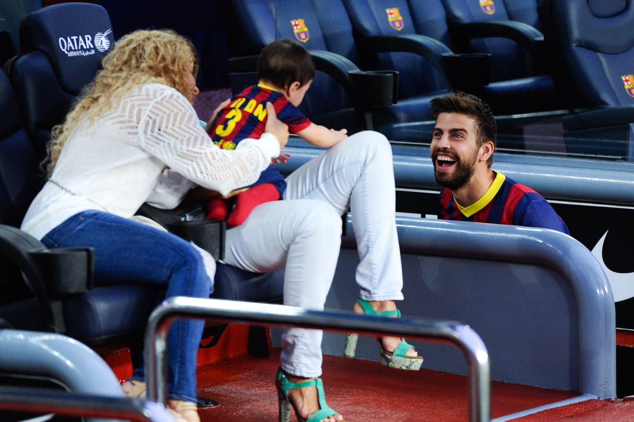 ¡Piqué es súper cariñoso! El futbolista se le ha visto muy cómodo como el jefe de la familia.
