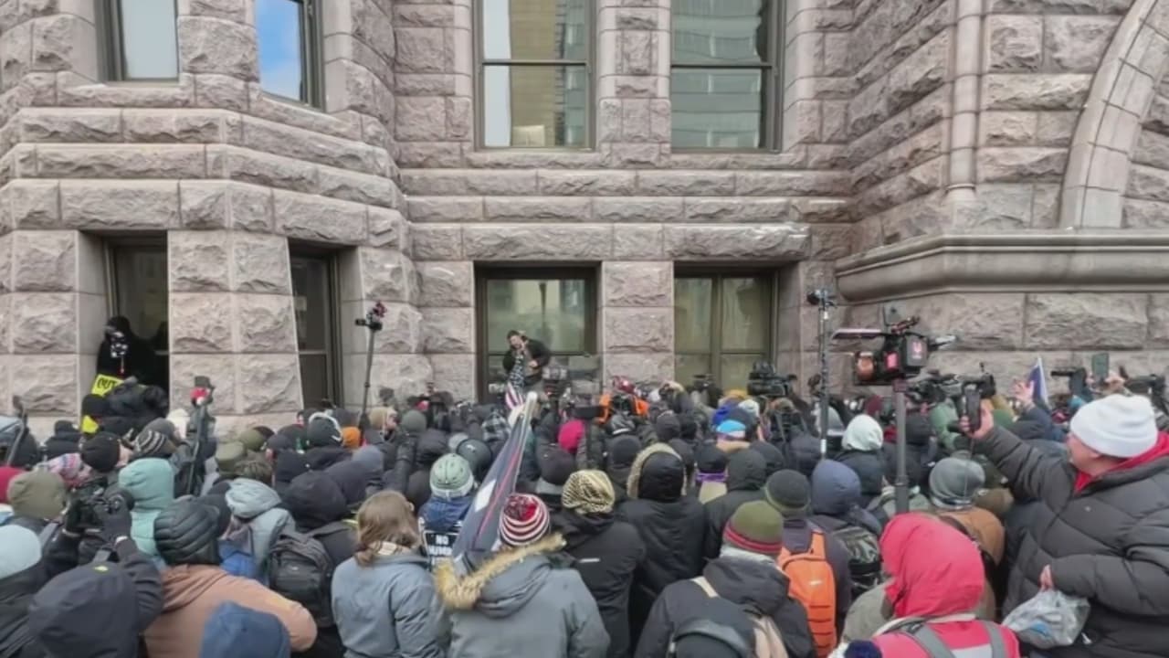 Gobernador de Minnesota autorizó la movilización de la Guardia Nacional por protestas contra ICE