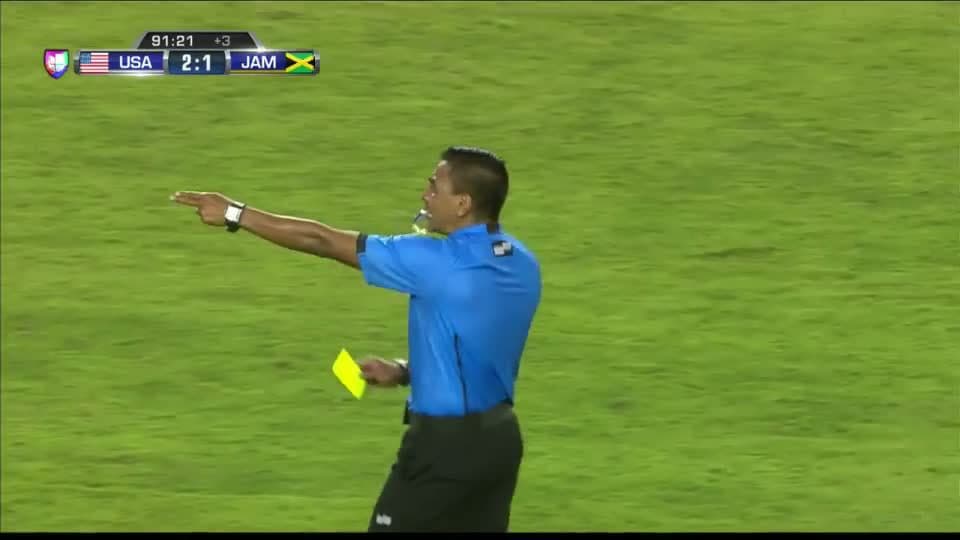 Tarjeta amarilla. El árbitro amonesta a Tim Howard de USA