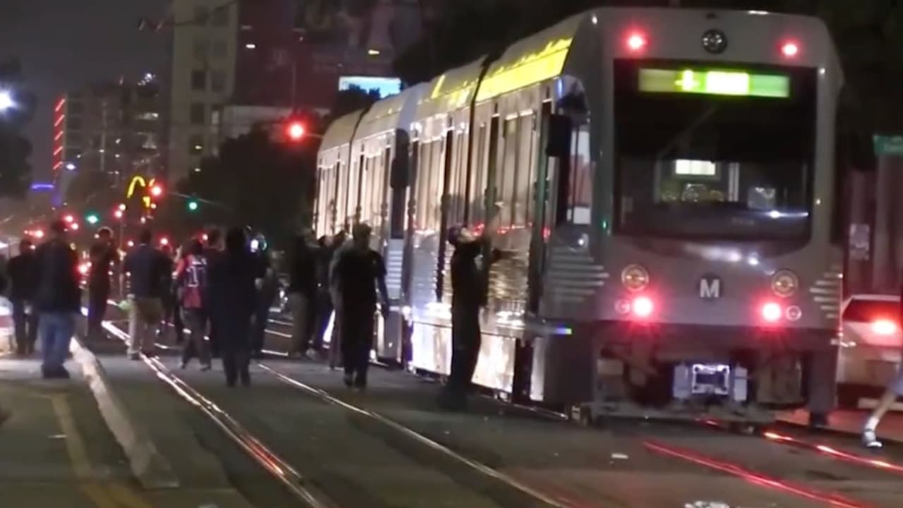 Caos y destrozos en el centro de Los Ángeles: vandalizan negocios, trenes y una patrulla de policía