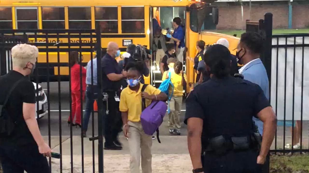 Los padres deberán estar atentos a la salud de sus hijos y se les pide no enviarlos en caso de que noten algún síntoma de coronavirus para evitar algún contagio masivo en la escuela.