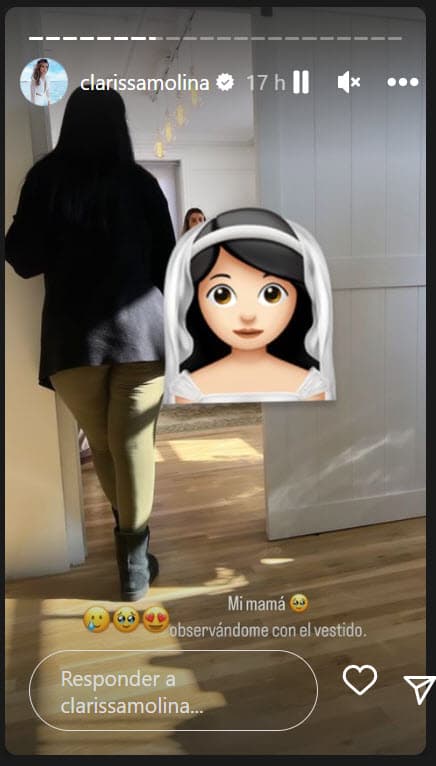 Su madre fue testigo de cómo se ve la también actriz con el vestido de novia, quien decidió no mostrar mucho y dejarlo como sorpresa. 
<br>