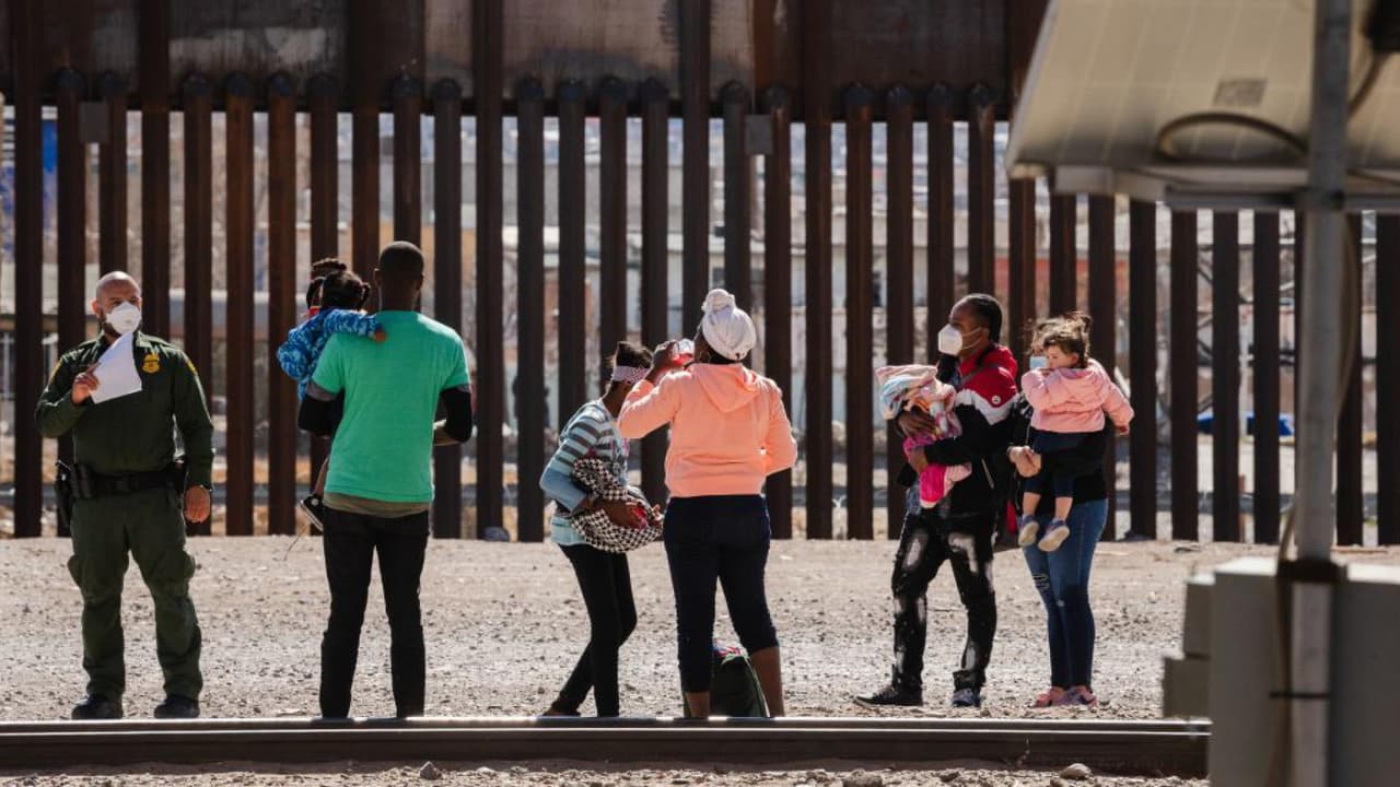 Gobierno no expulsará bajo el Título 42 a familias migrantes que prueben "miedo creíble"