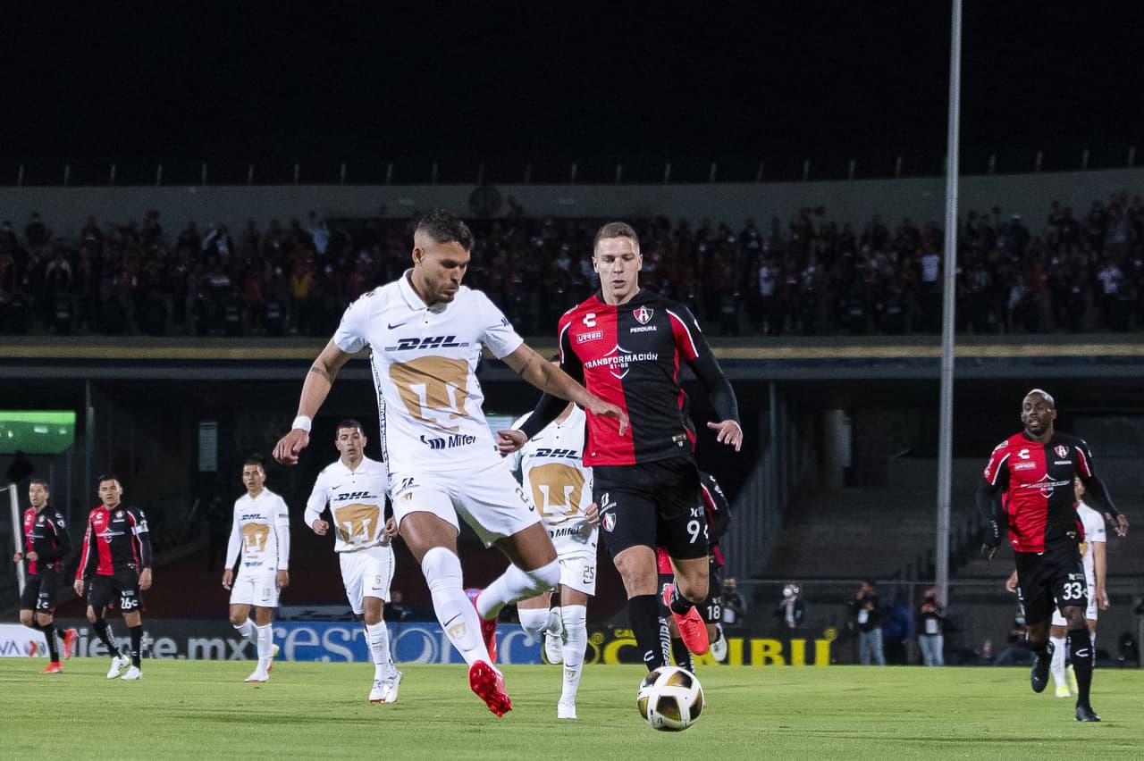 Con un cañonazo de Julio Furch en el primer tiempo, Atlas logra vencer de visita a los Pumas 0-1 y tomán una muy cómoda ventaja en las semifinales del futbol mexicano.