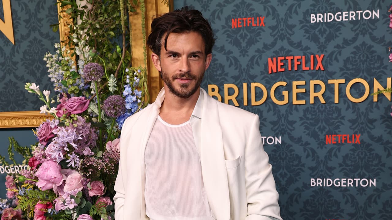 Jonathan Bailey es 'Anthony Bridgerton'.