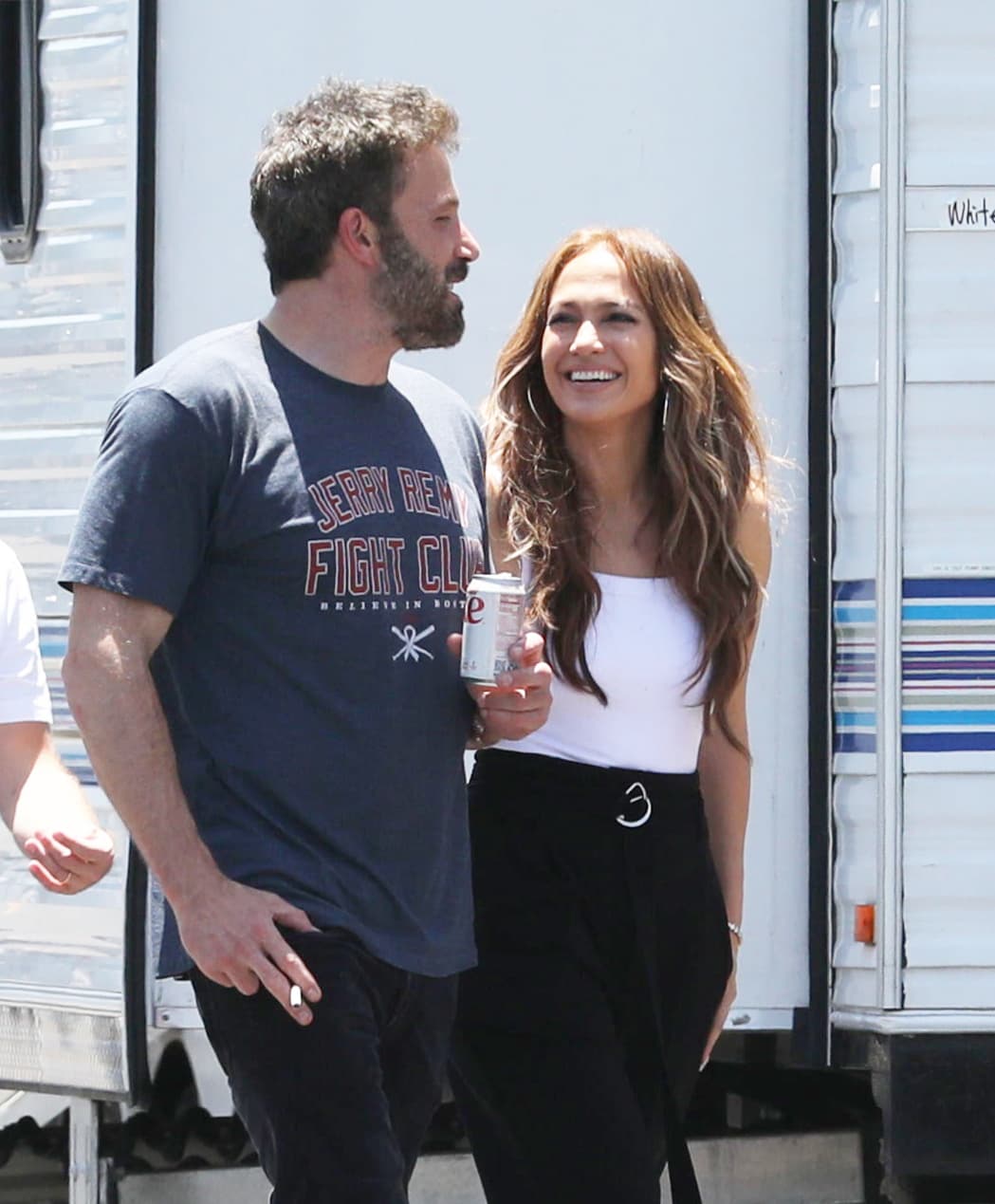 Los informes de que la cantante de 52 años comenzó a salir con el actor de 
<a href="https://www.vix.com/es-es/detail/video-4197210?utm_medium=internal_referral&utm_source=univision&utm_campaign=breaking_news&utm_content=ed_entertainment&utm_term=slideshow" target="_blank">‘Going all the way’, película que puedes ver gratis en ViX</a>, llegaron en abril de 2021, solo días después del anuncio de su ruptura con A-Rod. 
<br>