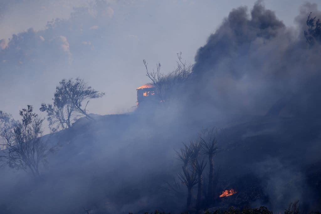Los vientos de Santa Ana han facilitado la extensión del fuego Highland, que a su paso consume residencias y vehículos de recreación.