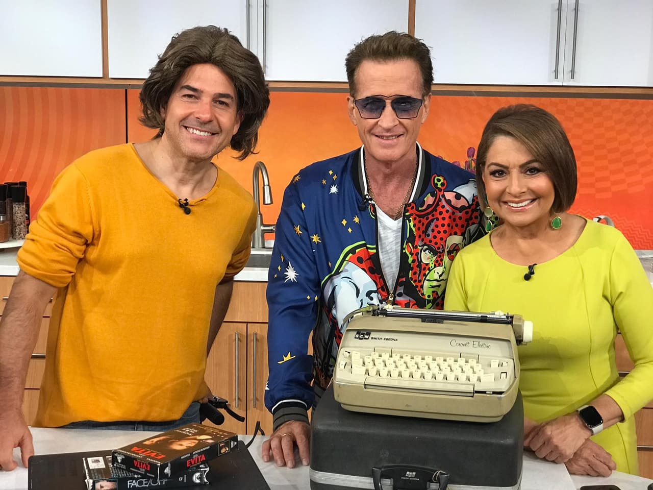 Emmanuel les explicó a los más jóvenes del show sobre el funcionamiento de algunas antigüedades.