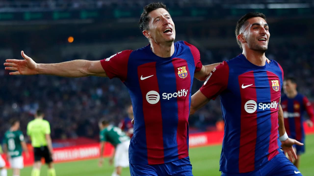 Robert Lewandowski, del FC Barcelona, celebra el segundo gol de su equipo durante el partido de fútbol de la Liga española entre el Barcelona y el Alavés, domingo 12 de noviembre de 2023.