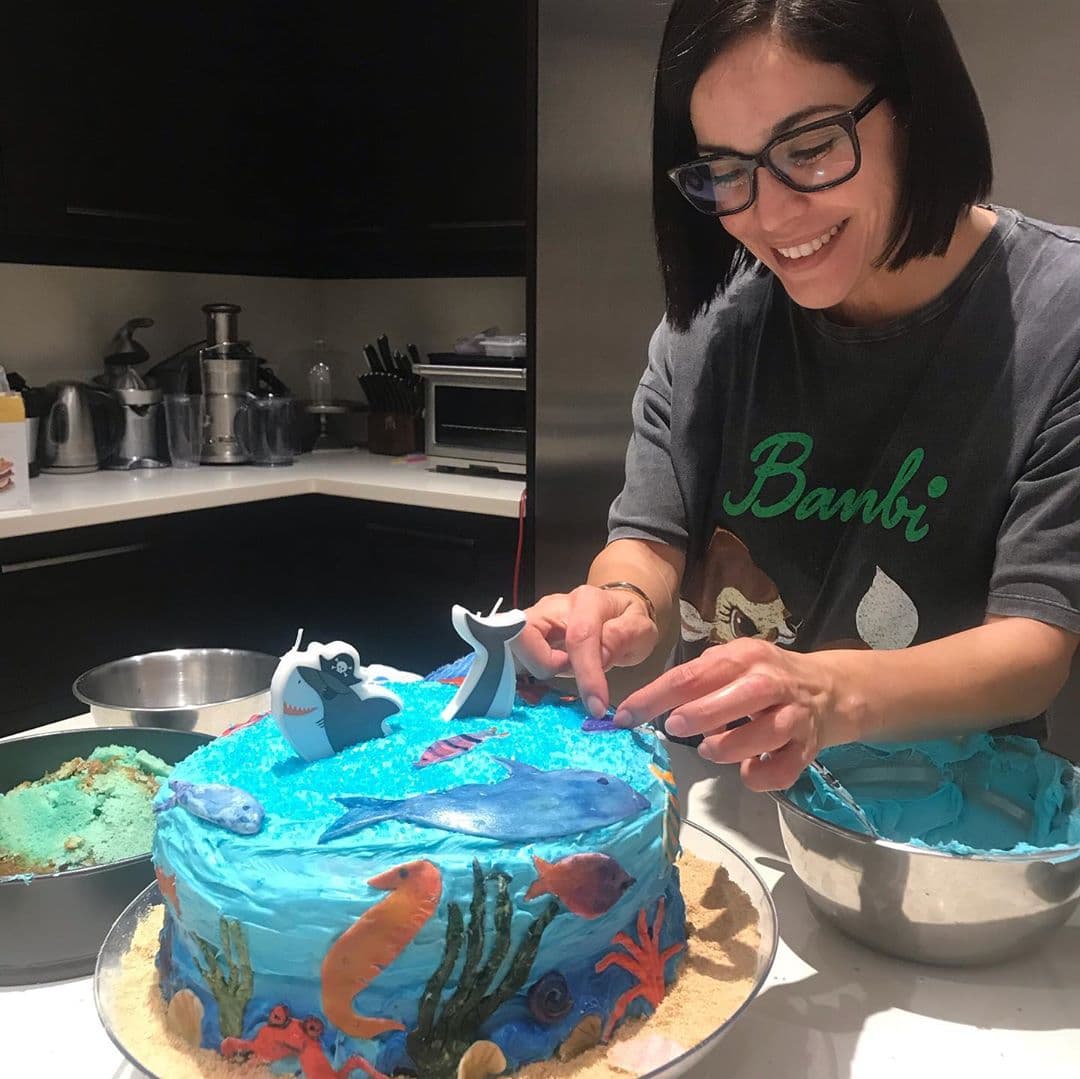 "Les comparto el pastel que le hice a mi chiquita por su cumpleaños. Nunca había trabajado con 'fondant', para ser la primera vez creo que no me quedó tan mal. Cada figurita la hice yo y mi chiquita y las pintamos a mano. Pasamos toda la tarde juntas y eso es lo más bonito. Amo ser mamá y ama de casa", escribió al pie de las imágenes.