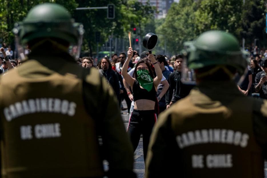 Detenciones ilegales, violencia sexual, uso excesivo de la fuerza y torturas: llueven denuncias por protestas en Chile