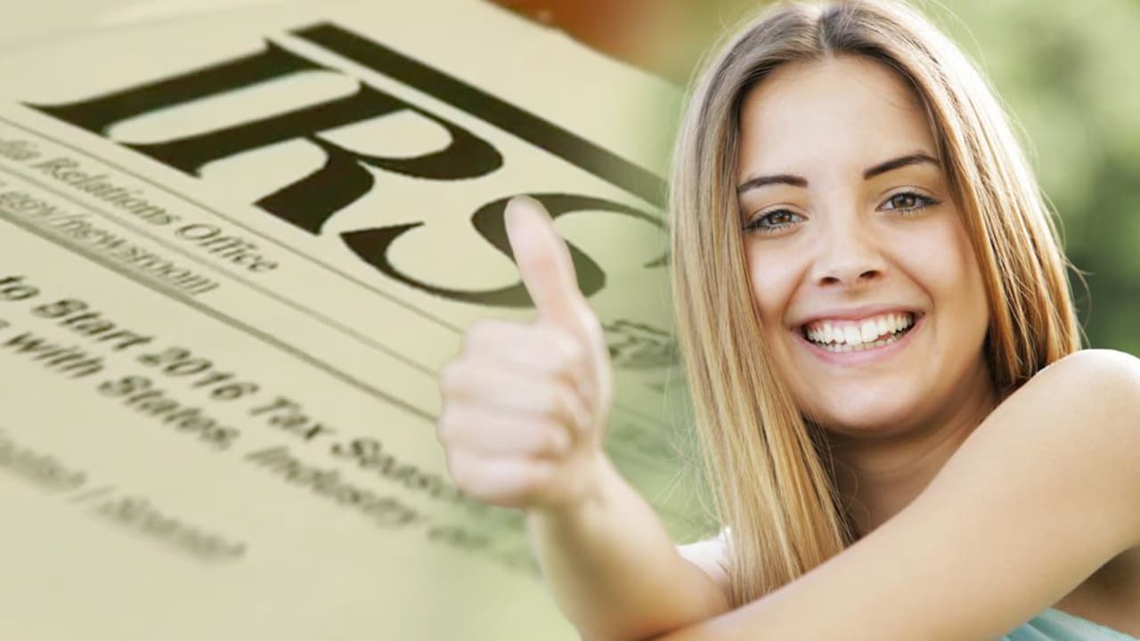 La época de impuestos este año será sin precedentes por estar en medio de una pandemia y con miles de personas sin empleo. Sin embargo, a pesar de que tus ingresos hayan bajado el año pasado, el IRS podría darte en tu reembolso más dinero del que piensas, y los expertos te dicen cómo.